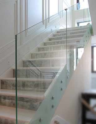 Портфолио компании «Стиль Стекла» - стеклянная перегородка для лестницы