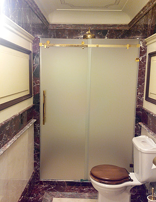 Портфолио компании «Стиль Стекла» - стеклянная дверь в туалет