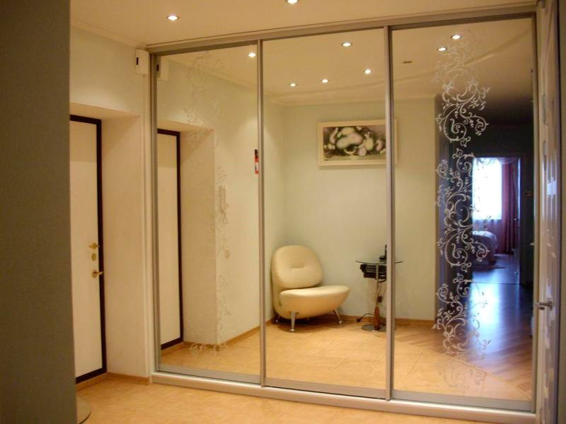 Шкафы с раздвижными стеклянными дверями – это не только практично, но и стильно