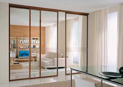 Раздвижные межкомнатные перегородки из стекла — функциональное дополнение современных интерьеров