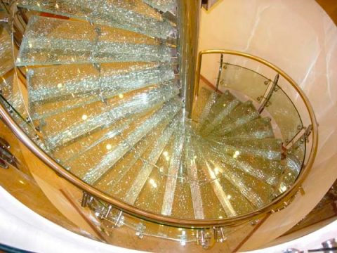 Лестница и ограждение из стекла триплекс