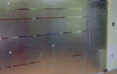 Матовая стеклянная перегородка с маятниковой дверью