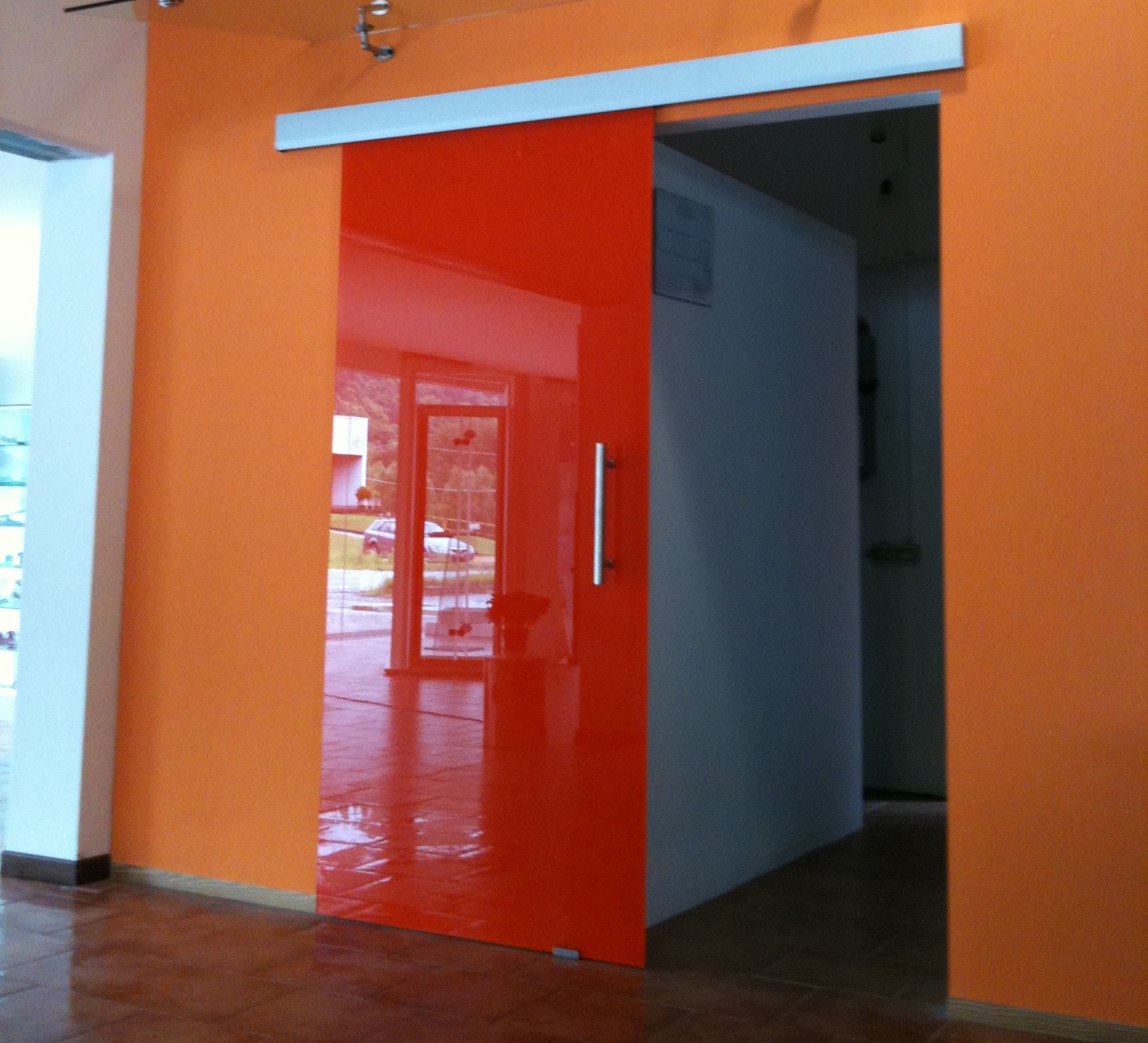 Раздвижная дверь с красным стеклом