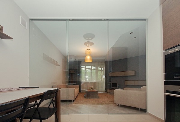 Перегородки из стекла – отличное решение для отделения кухонной зоны от гостино