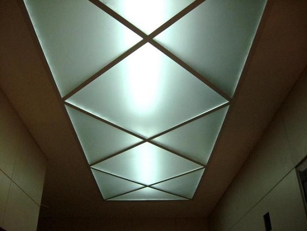 Матовые стеклянные потолки мягко рассеивают свет, создавая в помещении атмосферу уюта и покоя