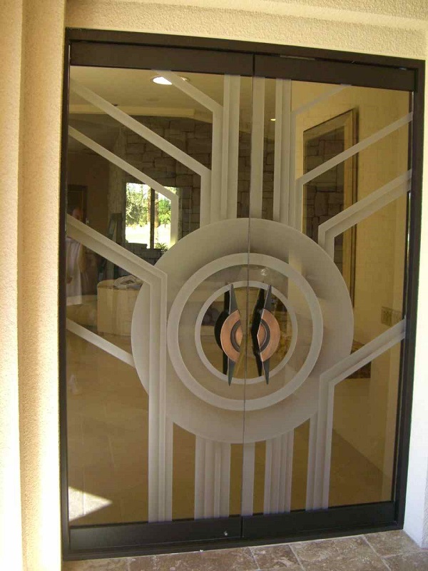 Украсить дверь может не только рисунок на стекле, но и подобранная по стилю фурнитура