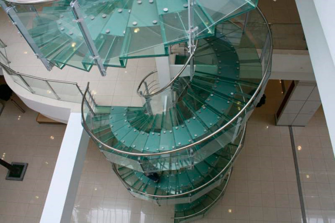Интерьерная лестница со стеклянными ступенями и ограждением
