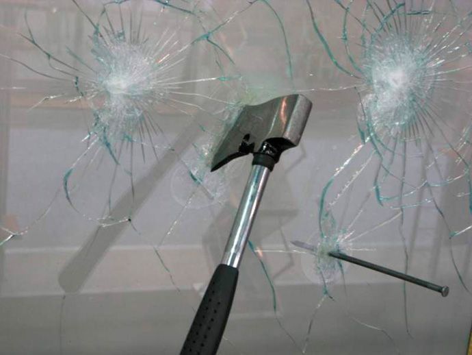 Так срабатывает защитная пленка стекла при ударах: стекло трескается, но сохраняет целостность структуры 
