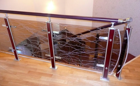 Декоративное стекло в ограждении лестницы с металлопластиковыми балясинами и перилами