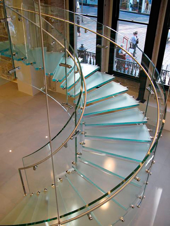 Витая лестница со стеклянным ограждением и металлическими перилами