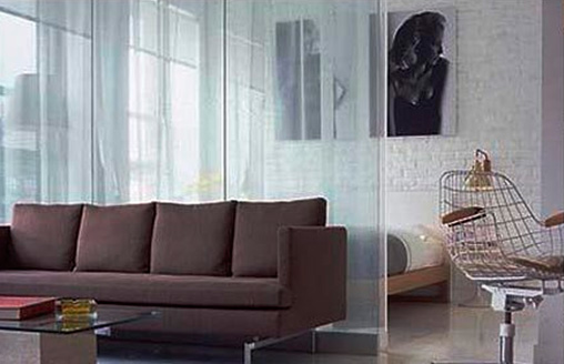 Простота и изысканность стеклянных перегородок, подчеркивающих стиль минимализма в квартире
