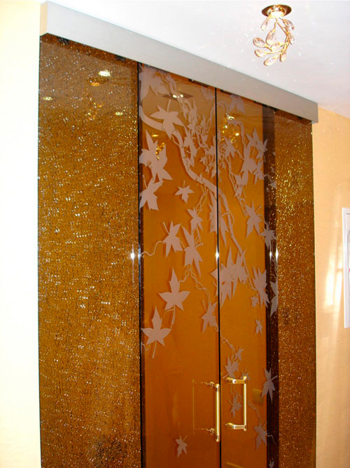 Перегородка из цветного фактурного стекла с раздвижной дверью из матированного полированного стекла
