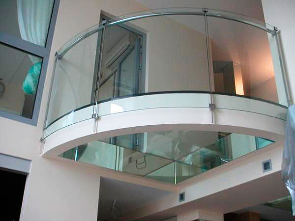 Стильный балкон с закругленными заграждениями из стекла