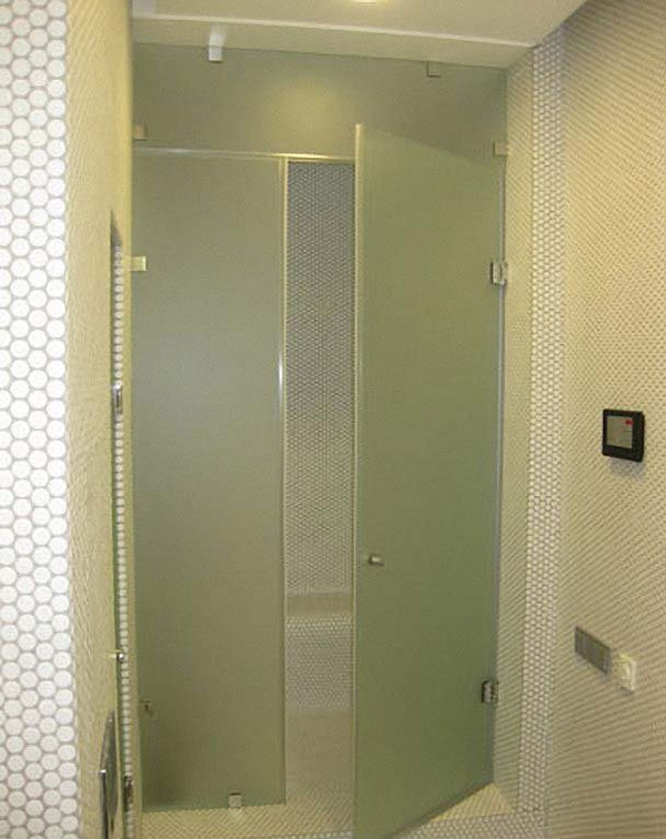 Распашная стеклянная дверь в ванную комнату