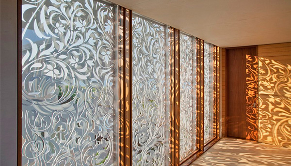 Привлекательный дизайн – несомненное преимущество декоративных стен из стекла