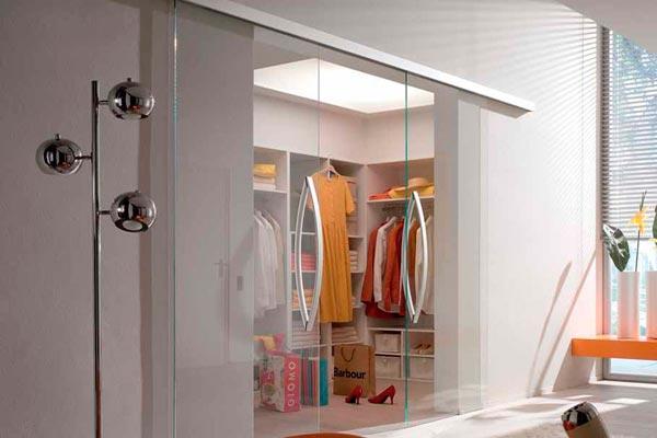 Откатные стеклянные двери часто устанавливают в шкафах и гардеробных с целью сэкономить пространство и визуально расширить его