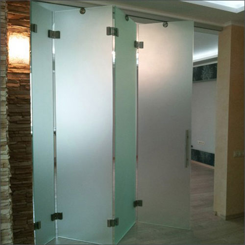 Дверь-гармошка – альтернатива стене. Она разделит помещение на зоны или позволит оперативно объединить маленькие комнаты в одну большую