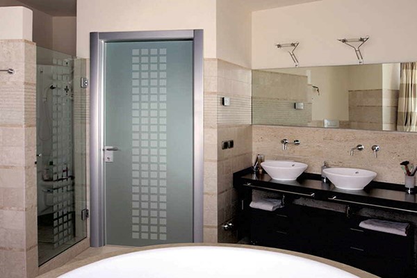 Использование стеклянной двери в оформлении ванной комнаты