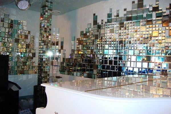 Зеркальные силуэты многоэтажек придают музыкальному салону особую «нотку»
