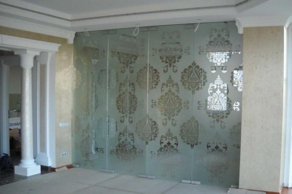 Стена-перегородка из закаленного стекла с пескоструйным рисунком