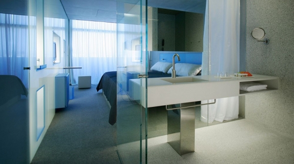 Ванна, отгороженная от спальни прозрачным стеклом – отличная идея для объединения помещений в холостяцкой квартире