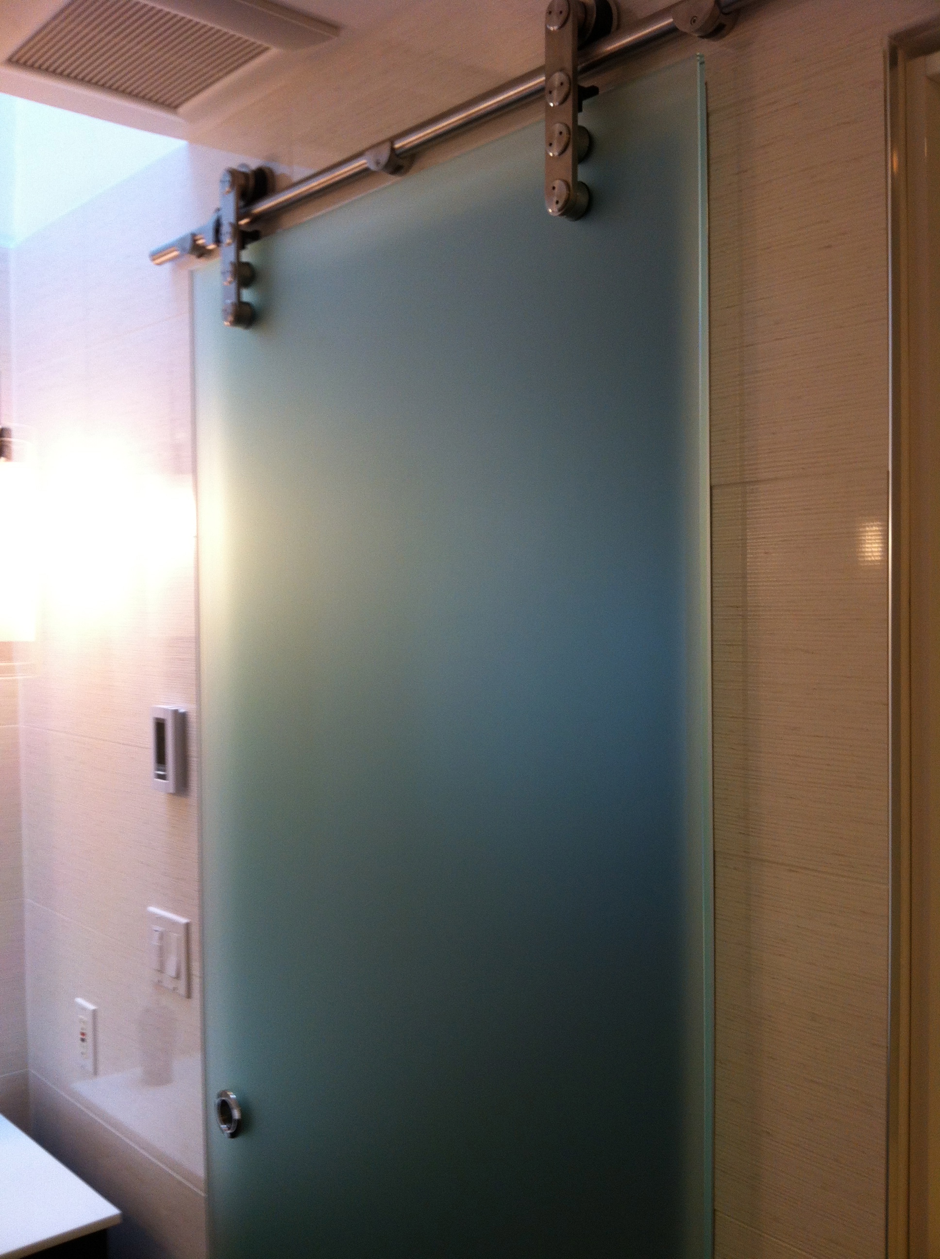 Раздвижная дверь в ванную открытой системой крепления стекла